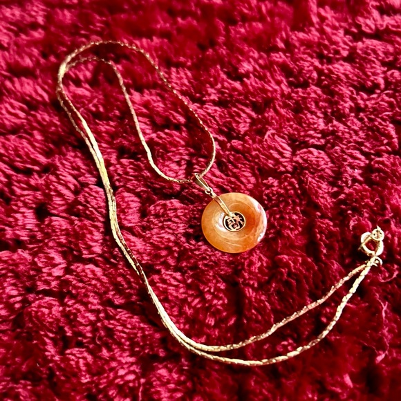 Vintage Pendant Necklace, delicate goldtone chain, pendant with Asian graphic - Picture 5 of 5